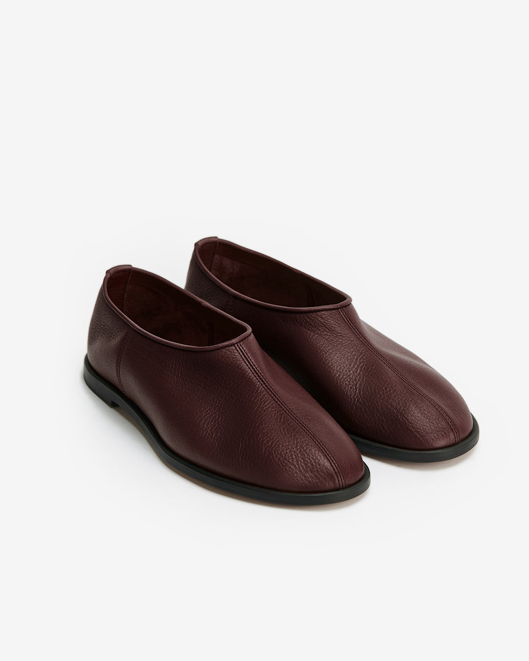 Heel Socks burgundy — detail of the leather upper and toe